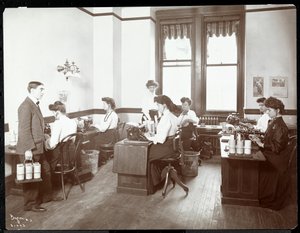 Innenansicht von Frauen an Diktiermaschinen bei der New York Edison Co., 55 Duane Street, New York, 1910